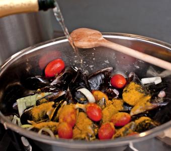 Muscheln mit Gewürzen, Tomaten und Zwiebeln