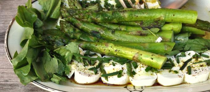 Teller mit Spargel und Mozzarella